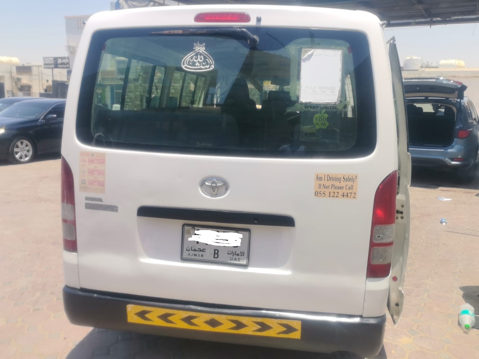 White Toyota Hiace 13 Seater 2009